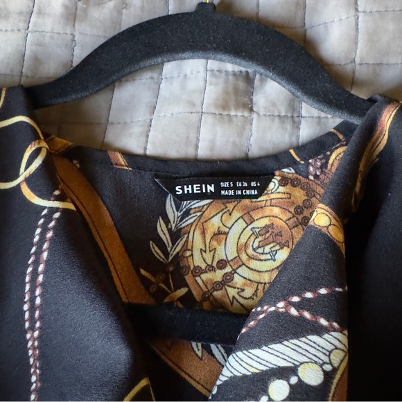 Woman’s blouse - Picture 3 of 3